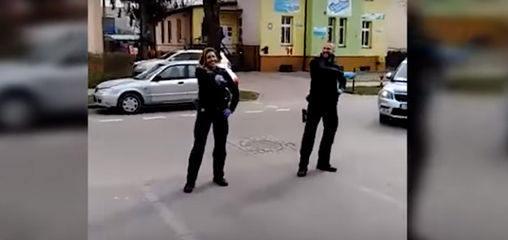 Taniec policjantów podczas kontroli kwarantanny - zobacz film