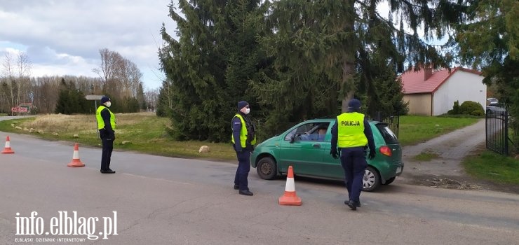 Policjanci kontroluj wszystkie pojazdy w drodze na Mierzej