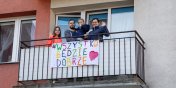 Do zdj rodzinnych pozowali na tle drzwi wejciowych lub na balkonie. „To bdzie sodko-gorzka pamitka” 