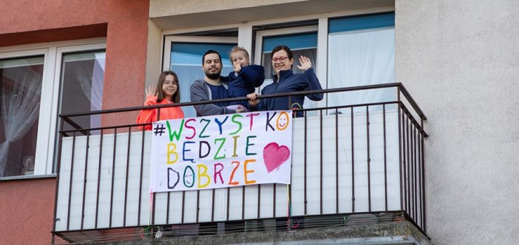 Do zdj rodzinnych pozowali na tle drzwi wejciowych lub na balkonie. „To bdzie sodko-gorzka pamitka” 
