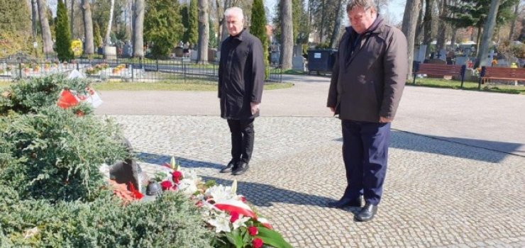 Kwiaty w 80. rocznicę Mordu Katyńskiego