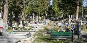 Seniorzy odwiedzaj elblskie cmentarze. Czy wiedz, e za wizyt na grobach grozi immandat?