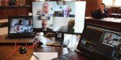 Pierwsza sesja on-line w Elblgu. Obrady odbyy si bez wychodzenia radnych zdomu