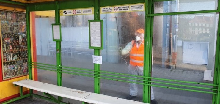 Przeprowadzono dezynfekcje przystanków i ławek