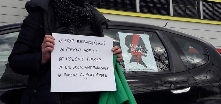 Zakaz aborcji w Sejmie. Kobiety nie mogą wyjść na ulice, protestują w aucie, na balkonie i w kolejce do sklepu