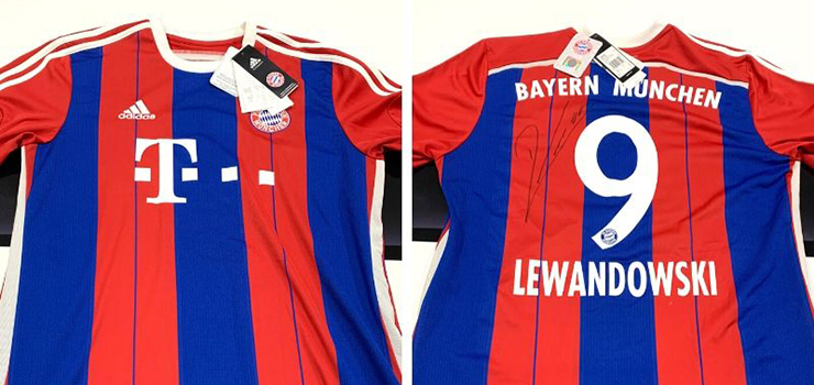 Zdobd klubow koszulk Bayernu z autografem Roberta Lewandowskiego. Trwa charytatywna licytacja