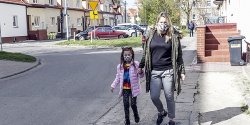 Ma�e dzieci, osoby chore i rolnicy. Kogo jeszcze nie obowi�zuje nakaz zakrywania ust i nosa?