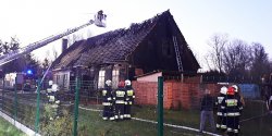 Stra�acy walczyli z po�arem domu w Wi�niewie
