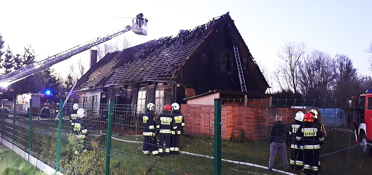Strażacy walczyli z pożarem domu w Wiśniewie