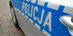 Policjanci zatrzymali kobiet� do kontroli i.. pomogli jej zmieni� ko�o w aucie