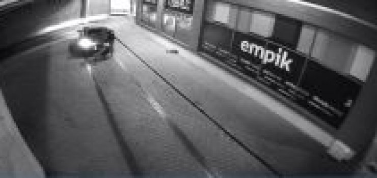 Kamera nagrała. Wyrzucił śmieci i załatwiał potrzeby fizjologiczne