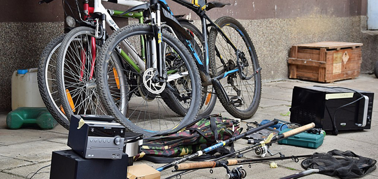 Zatrzymali podejrzanych o wamania i kradziee. Policjanci odzyskali skradzione rowery i elektronarzdzia. 