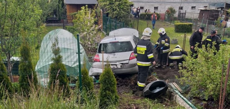 Mężczyzna zasłabł i wjechał samochodem na posesję