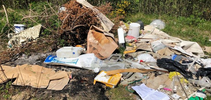Dzikie wysypisko. Tym razem sprawca wpadł, bo zostawił w śmieciach swoje dane