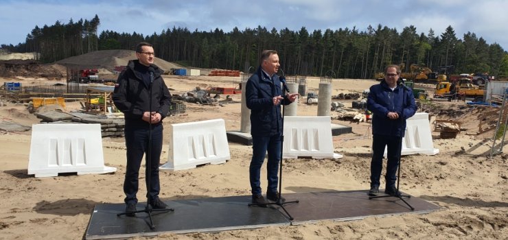 Prezydent Duda i premier Morawiecki z wizytą na Przekopie Mierzei - zobacz zdjęcia