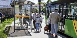 Wjecha� w przystanek, za now� wiat� zap�aci� ponad 5 tys. z�. "Niestety dewastacja przystank�w to do�� cz�ste zjawisko"