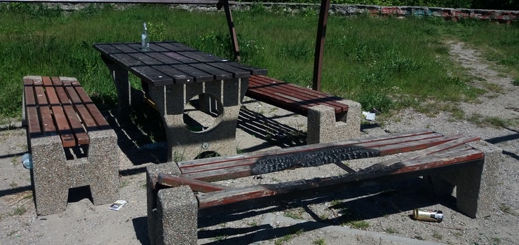 Pandemia nie zniechęciła wandali. W najlepsze imprezują i dewastują taras na Gęsiej Górze