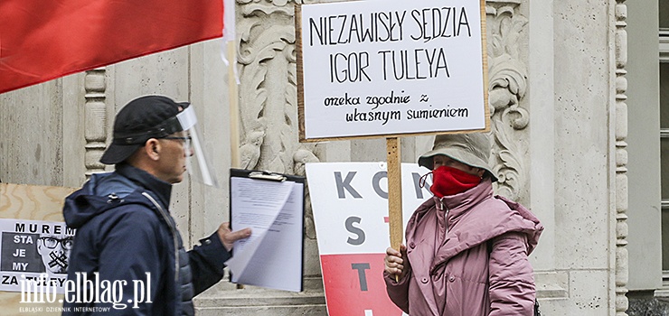 "Stoimy murem za sdzi Igorem Tuley". Manifestacja przed elblskim sdem