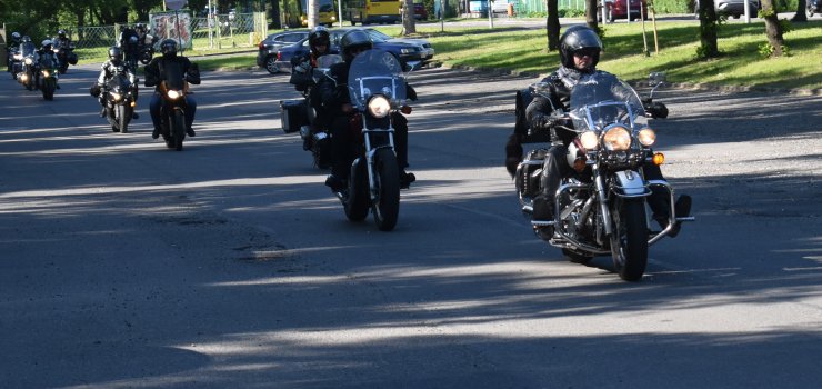 „Lewa w górę" dla tych, którzy odeszli na wieczną wartę. Znicze zapłonęły także w Elblągu