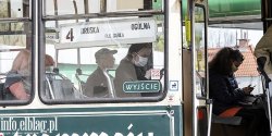 Maseczki w autobusach i tramwajach nadal obowi�zuj�.�"Niekt�rzy zachowuj� si�, jakby epidemia si� sko�czy�a"