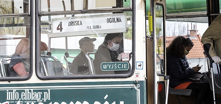 Maseczki w autobusach i tramwajach nadal obowizuj."Niektrzy zachowuj si, jakby epidemia si skoczya"