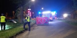 Pas��k: Nie zatrzyma� si� do kontroli, chwil� p�niej wjecha� w drzewo. 27-letni kierowca zgin�� na miejscu