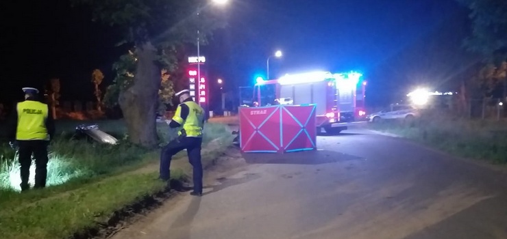 Pasłęk: Nie zatrzymał się do kontroli, chwilę później wjechał w drzewo. 27-letni kierowca zginął na miejscu