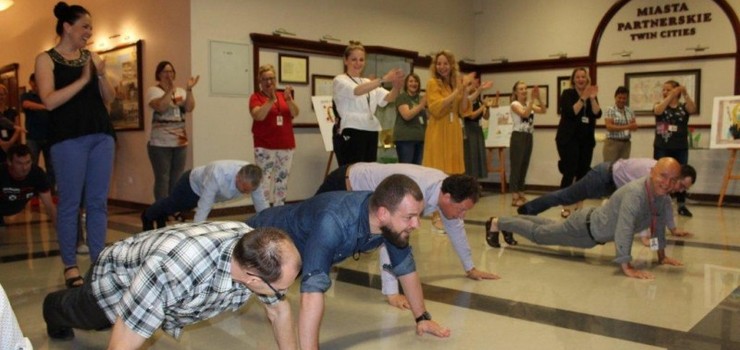 Urzędnicy podjęli wyzwanie. Gaszyn Challenge w elbląskim Ratuszu