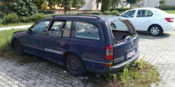 Auto na parkingu przy Kłoczowskiego stoi porzucone od kilku lat. "Niedługo całkowicie zarośnie trawą" - zobacz film