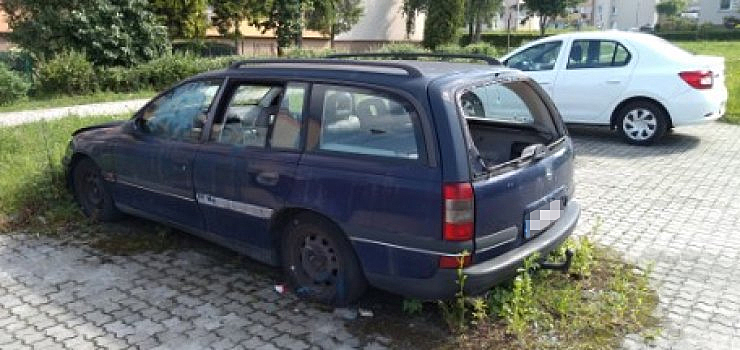 Auto na parkingu przy Kłoczowskiego stoi porzucone od kilku lat. "Niedługo całkowicie zarośnie trawą" - zobacz film
