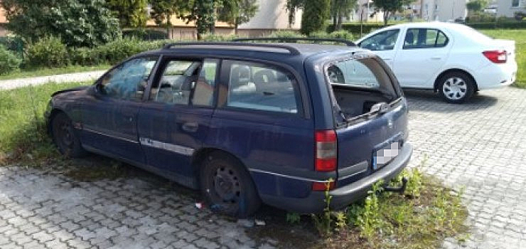 Auto na parkingu przy Kłoczowskiego stoi porzucone od kilku lat. "Niedługo całkowicie zarośnie trawą" - zobacz film