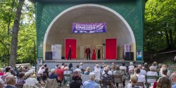 "Aktorzy po 4 miesicach po raz pierwszy spotkali si z publicznoci". Za nami inauguracja Letniego Salonu Muzycznego
