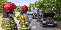 Wypadek w Rubnie. Samoch�d osobowy uderzy� w drzewo