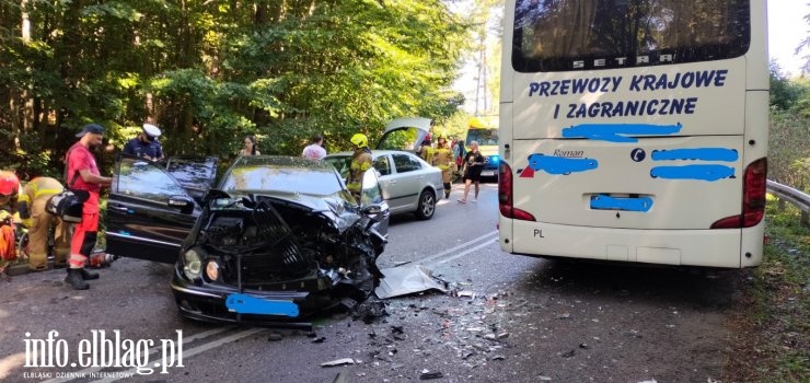Wypadek autobusu i osobówek na DW503 koło Kadyn. Sprawcą pijany kierowca osobówki