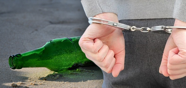 Butelką bił kobietę! Mężczyzna zatrzymany przez patrol policji