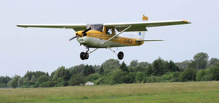 Samolot nad Elblągiem nadal irytuje. Blisko stu mieszkańców zwróciło się z petycją do prezydenta
