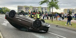 Grony wypadek na ul. Oglnej. Auto dachowao