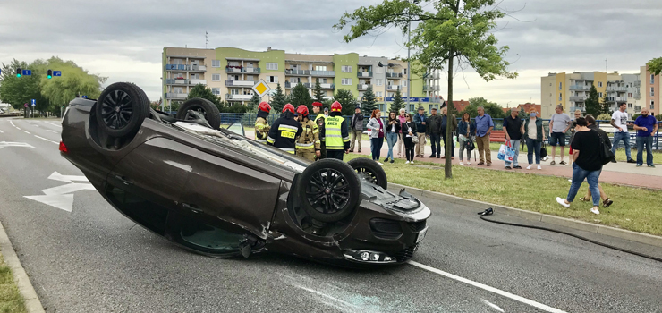 Grony wypadek na ul. Oglnej. Auto dachowao