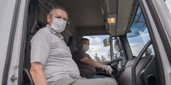 "Jestemy w zamknitej kabinie, na wycignicie rki. Maseczka nic tu nie da".Kursy na prawo jazdy w czasiepandemii