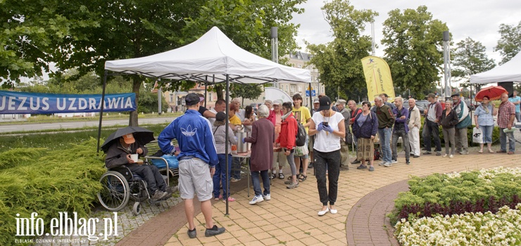 Co piątek na placu dworcowym czekają na potrzebujących. "Chcemy dać im coś więcej niż tylko miskę zupy"