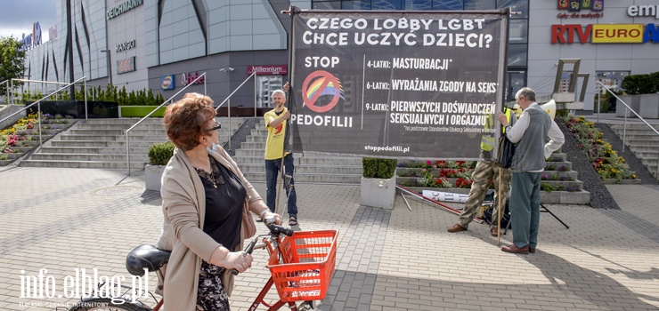 Akcja"Stop pedofilii"w Elblgu. Kontrowersyjny baner znw pojawi si przed centrumhandlowym