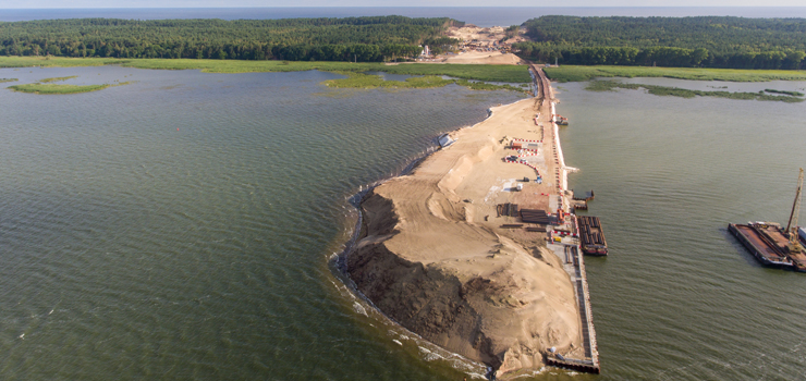 Lipiec na budowie kanału żeglugowego przez Mierzeję Wiślaną - zobacz zdjęcia i film