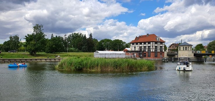 Na rzece Elbląg pojawiła się "pływająca wyspa". Co to takiego?