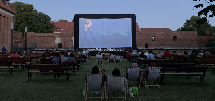 Letnie kino po chmurką. Sobota godz. 21:15