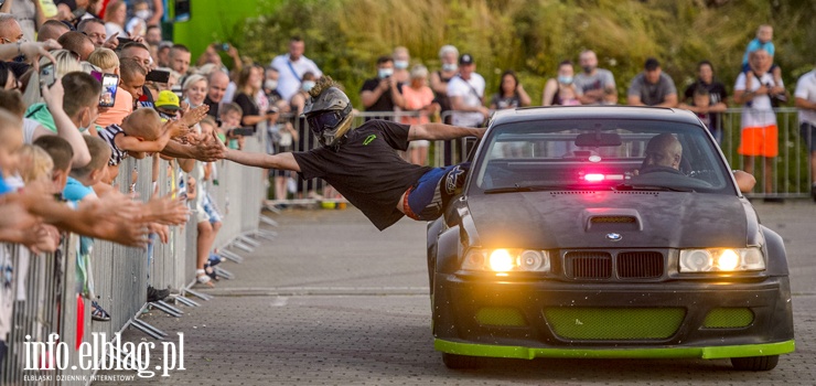 Za nami pokazy kaskaderskie."Kierowca zakręcił młynki i z takiego driftu wpasował się między auta"