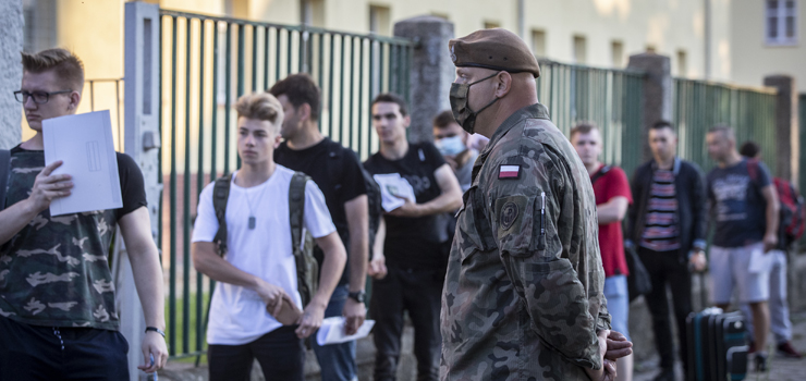 Blisko 100 osób stawiło się pod bramą 43 batalionu lekkiej piechoty w Braniewie