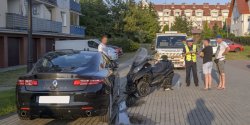 "Pokona�a go moc". Tr�jko�owym skuterem uderzy� w zaparkowane auto