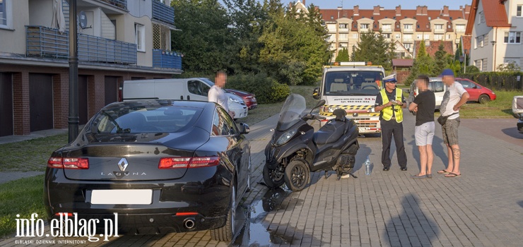 "Pokonała go moc". Trójkołowym skuterem uderzył w zaparkowane auto