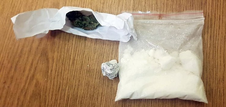 Dzielnicowi zatrzymali podejrzanych o posiadanie narkotyków