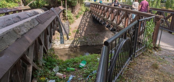 Ul. Wyspiaskiego: mietnisko przyKumielito dzieo dzieci. Kto po nich posprzta, pyta Czytelniczka